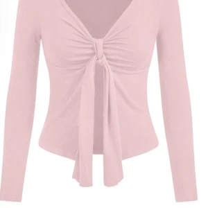 Ljusrosa långärmad knytblus - Supersöt ljusrosa långärmad topp med v-ringning och knyt framtill. Sitter snyggt och har en croppad passform som framhäver midjan. Perfekt för dig som gillar trendiga detaljer och mjuka färger.
