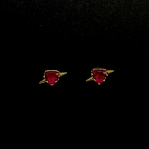 Silver 925 örhängen med röda hjärtan - Snygga örhängen i Silver  med röda kristall hjärtformade stenar och coola spetsiga detaljer på sidorna. Perfekta för dig som vill ha något unikt.