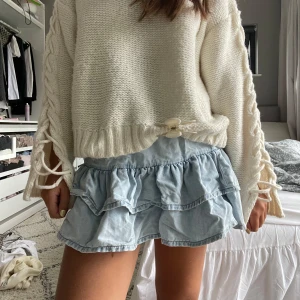 Ljusblå volangkjol i jeans - Jätte snygg jeanskjol från hm barn storlek 164 men passar S❤️❤️