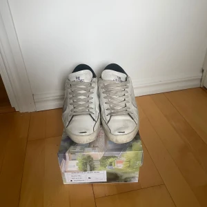Vita sneakers från The Gallerist - Riktigt snygga vita sneakers från The Gallerist!De är använda men har tagits om så är i bra skick! De är helt slutsålda på hemsidan och lär aldrig komma tillbaks! Box ingår-Hör av er vid eventuella frågor eller funderingar!🙌✌️