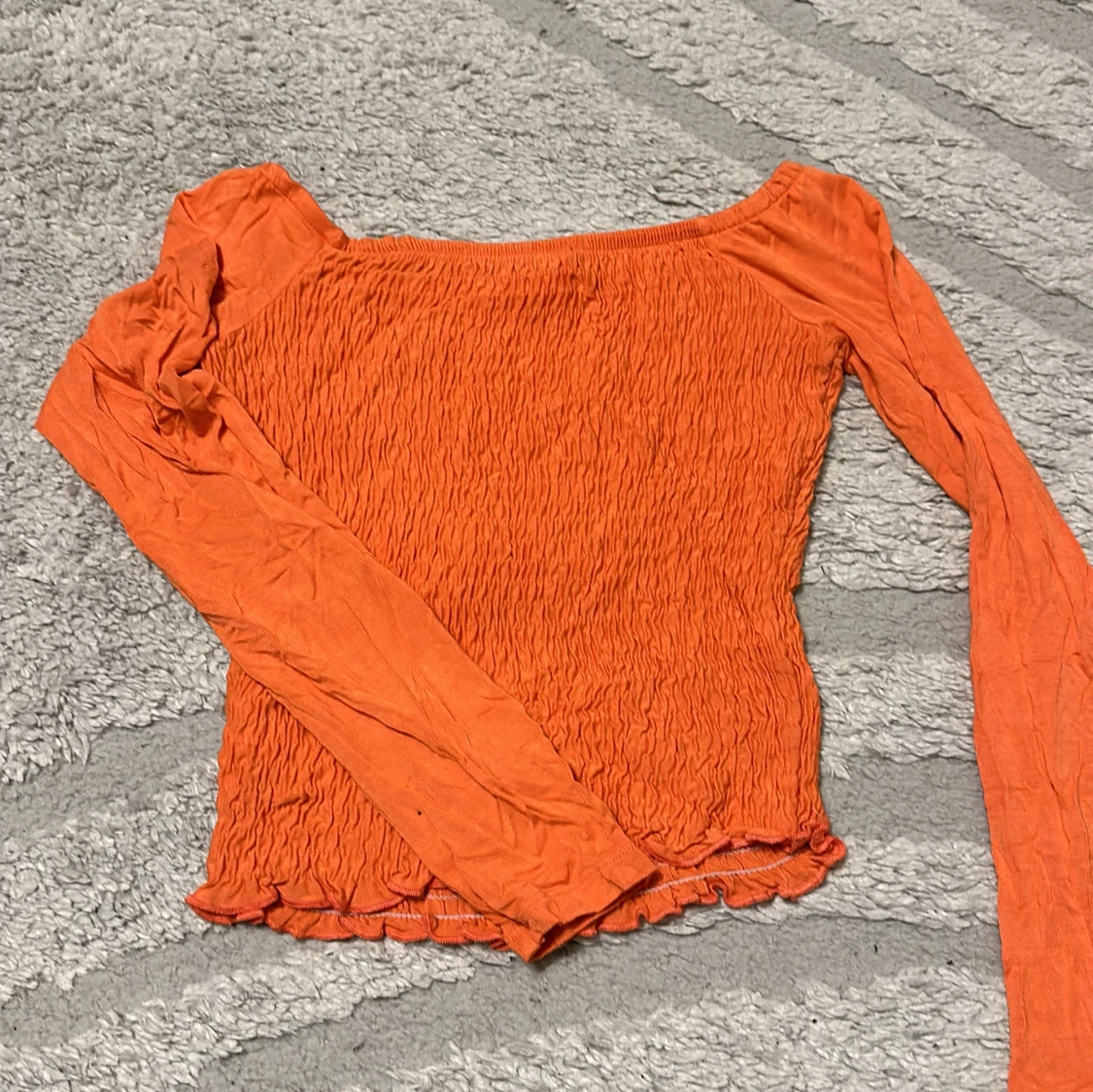 Orange långärmad smocktopp