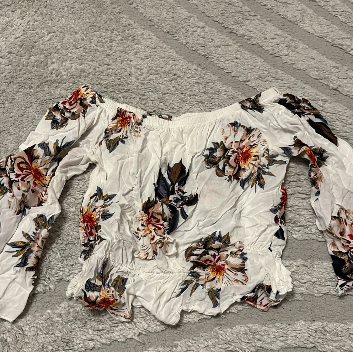 Offshoulder blommig topp i vitt