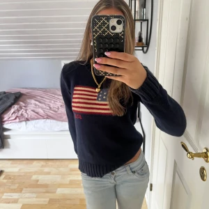 Mörkblå stickad tröja Polo Ralph Lauren - Mörkblå stickad tröja från polo Ralph Lauren. Trendig och otroligt lyxig och snygg . Nypris runt 4000 kr. Säljer för 1600 kr. Knappt använd. Hör av er vid frågor💕