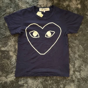 CDG t shirt - Säljer en helt ny t-shirt från Comme des Garçons Play med det ikoniska hjärta-och-ögon-trycket i vitt på bröstet. Storlek S men är lite mindre så ungefär XS.