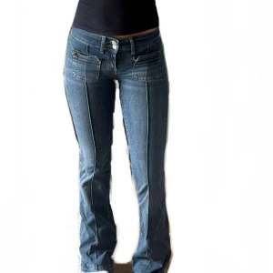 Jeans med detalj - Lågmidjade jeans med detalj framtill! Har både knappar och dragkedja för att stänga 🥰