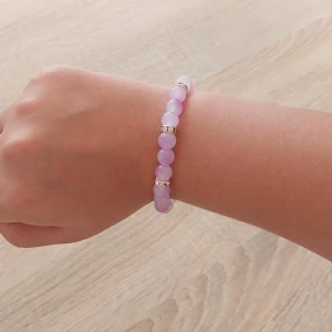 Rosa pärlarmband med strassdetaljer - Superfint armband med ljuslila  pärlor och glittriga strassringar mellan pärlorna. Stretchig modell som passar de flesta handleder. Perfekt accessoar för att ge din outfit lite extra färg och bling.