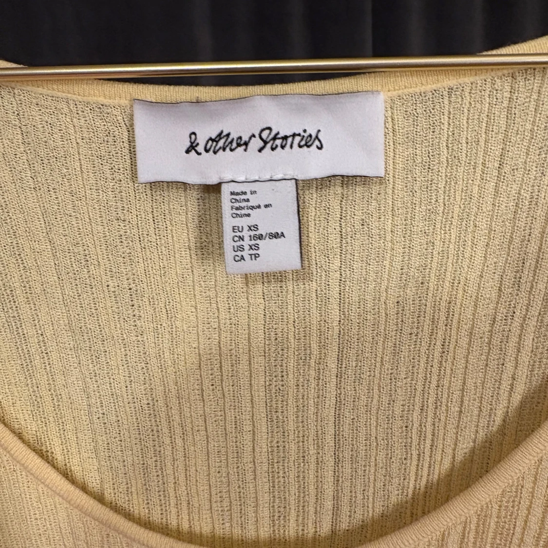 Ljusgul ribbad topp från & Other Stories - 1