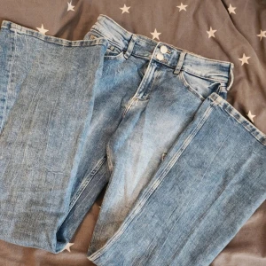 Blå bootcut cargojeans med fickor - Flared jeans med coola fickor!  Storlek 158 (Barn) typ storlek xs/s. Midjemåttet rakt över är ungefär 36/37cm (de är lite stretchiga) innerbenslängden är ungefär 74cm