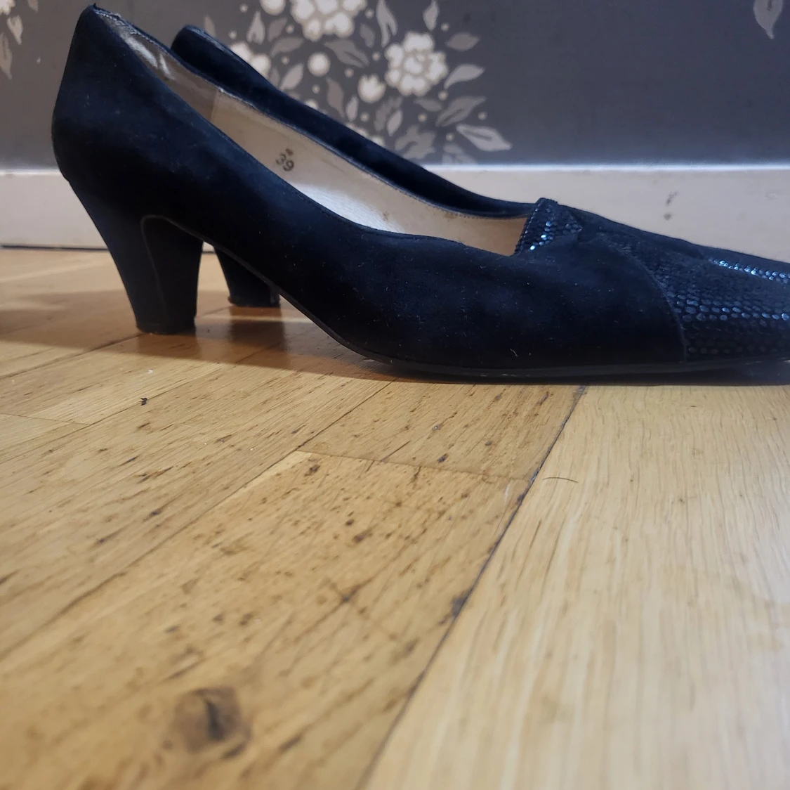 Svarta pumps från Penelope i mocka - 4