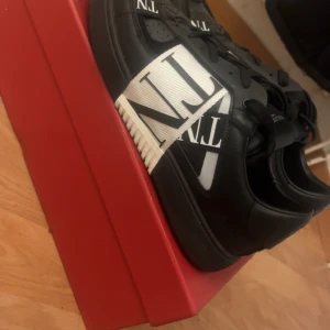 Valentino skor Garavani sneakers svart/vit - Har inte använt dom bara två gånger 