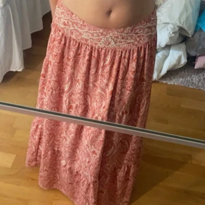 Röd långkjol - Superfin, liten svart fläck längst ner men inget kan tänker på