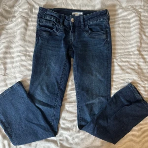 Mörkblå jeans - Snygga mörkblå jeans från Gina Young, dom är i jättebra skick och använt få gånger. Jag säljer dom för att dom inte kommer till användning💕
