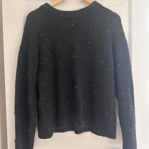 Mörkgrå stickad tröja med pärlor - Gosig fin tröja med gråa pärlor!