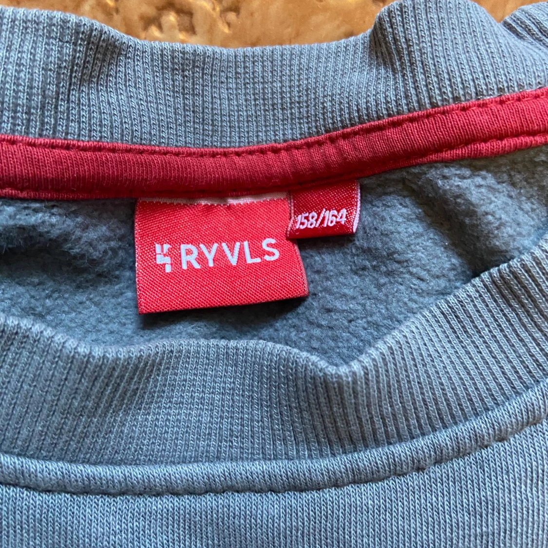 Grå sweatshirt från RYVLS - 2
