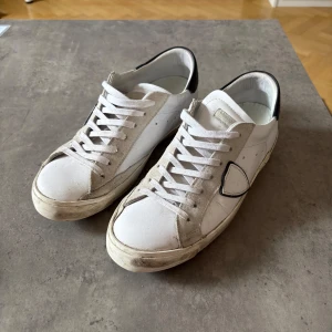 Philippe Model - Snygga skor av Philippe Model som används ett par gånger och inte kommit till användning nu på senaste därför dem säljs. Vid funderingar och frågor så är det bara att skriva!😀