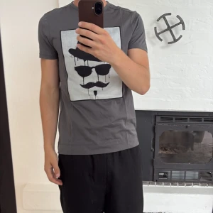 T-shirt från limitato - Storlek small, bra skick. Är 178cm för jämnförelse