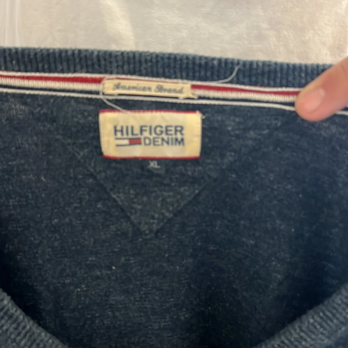 Mörkblå v-ringad tröja Hilfiger Denim - 3