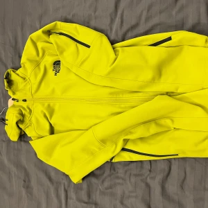  The North Face tröja  - Snygg gul tröja från The North Face i bra skick. Storlek L 