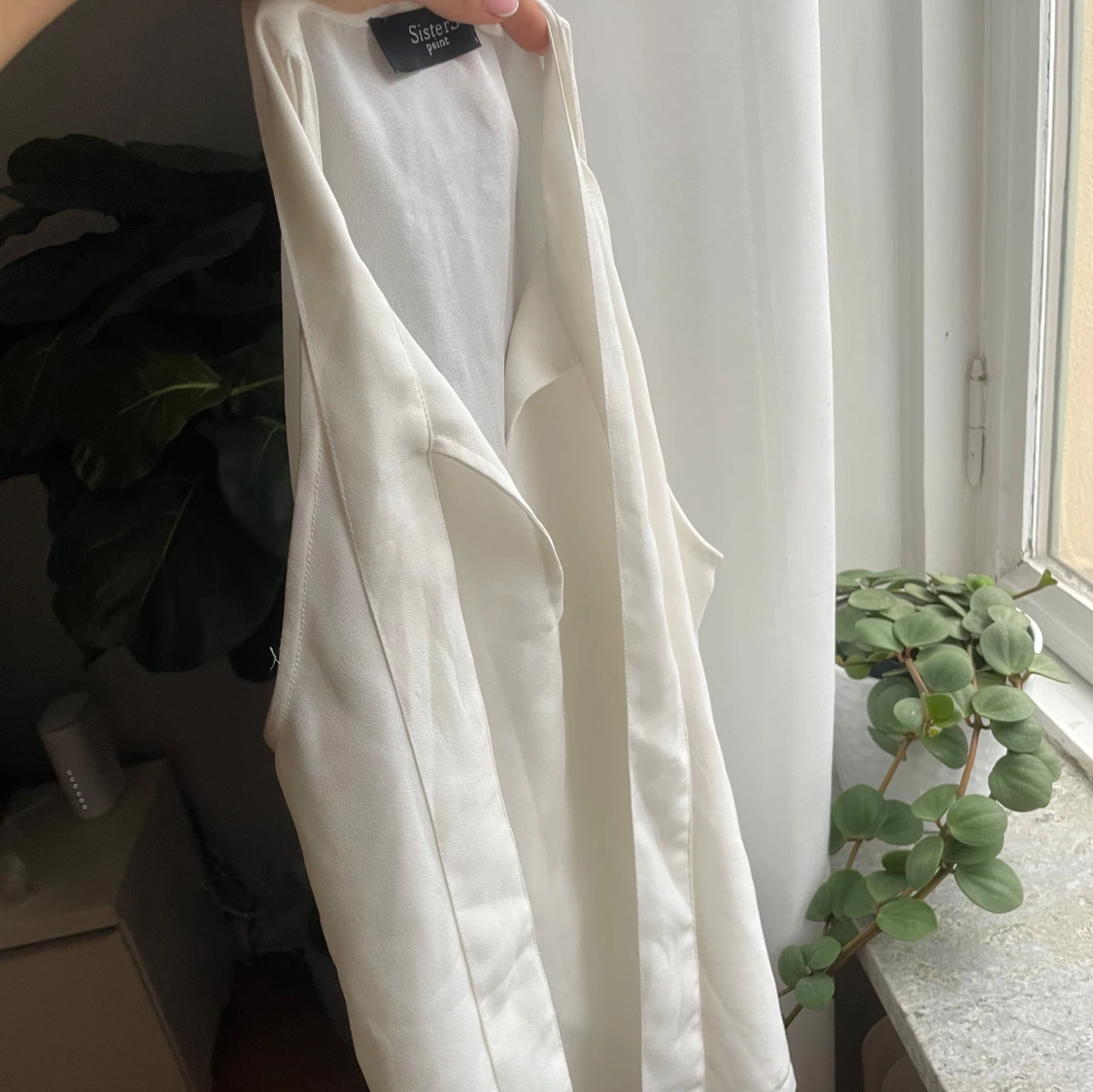 Vit ärmlös blus med knyt från Sisters Point - 3