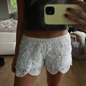 Vita virkade shorts med spetsdetaljer - Köpte dessa i Spanien så finns tyvärr inget märke eller storlek men passar på mig med storlek xs/s i vanliga fall!