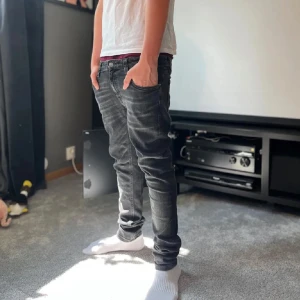 Nudie jeans - Tja! Säljer dessa riktigt feta jeans från nudie i skicket 9/10 och i modellen skinny Linn som jag skulle säga sitter slim! för endast 499kr! Hör av er om ni skulle ha några funderingar! Mvh Dennis