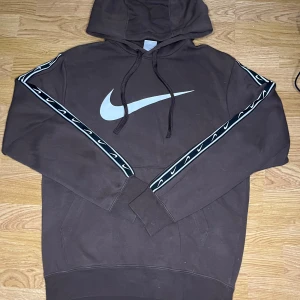 Brun Nike hoodie - Brun Nike Hoodie använd ett par gånger.