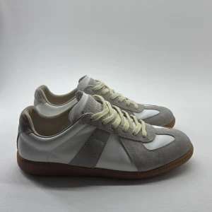 Maison Margiela (Gats) - Skick 9/10 knappt använda! | Storlek 42 | Kvitto och allt og medföljer förutom boxen | Vårt pris 3299kr! Nypris ligger runt 6 tusen! | Kontakta gärna oss vid fler eventuella frågor🙌😊