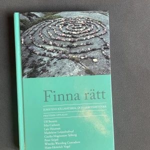 Finna rätt - En modern och uppdaterad bok för dig som vill förstå juristens arbetsmetoder och källmaterial. Perfekt för studenter och unga vuxna som pluggar juridik eller är nyfikna på rättssystemet. Används på universitet och ger vägledning i informationssökning och rättsutredningar.