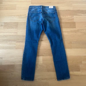 Lee jeans  - Ett par jeans i absolut topp skick och som dessutom har en extremt snygg tvätt. Nypriset på dessa jeans ligger på runt 1000kr. Längden på byxorna är 96cm och midjan 37cm jämför gärna med ett par egna och sen är det fritt fram att använda ”köp nu”.