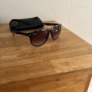 Ray-Ban bruna solglasögon  - Snygga Ray-Ban boyfriend solglasögon med brunt, lätt transparent båge och mörktonade glas. Klassisk modell med diskret logga på sidan. Kommer med original svart fodral. Perfekta för att lyfta din stil i solen.