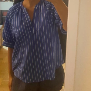 Blå vit randig blus - Fin blusss