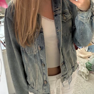 Blå jeansjacka med slitningar - Lite mörkare blå jeansjacka med slitningar, kommer ej till användning så därför säljer jag! Annars super skick och perfekt storlek!💕