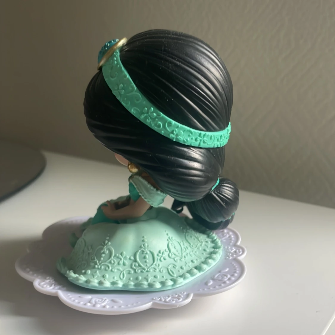 Mintgrön prinsessklänning med detaljer - 1