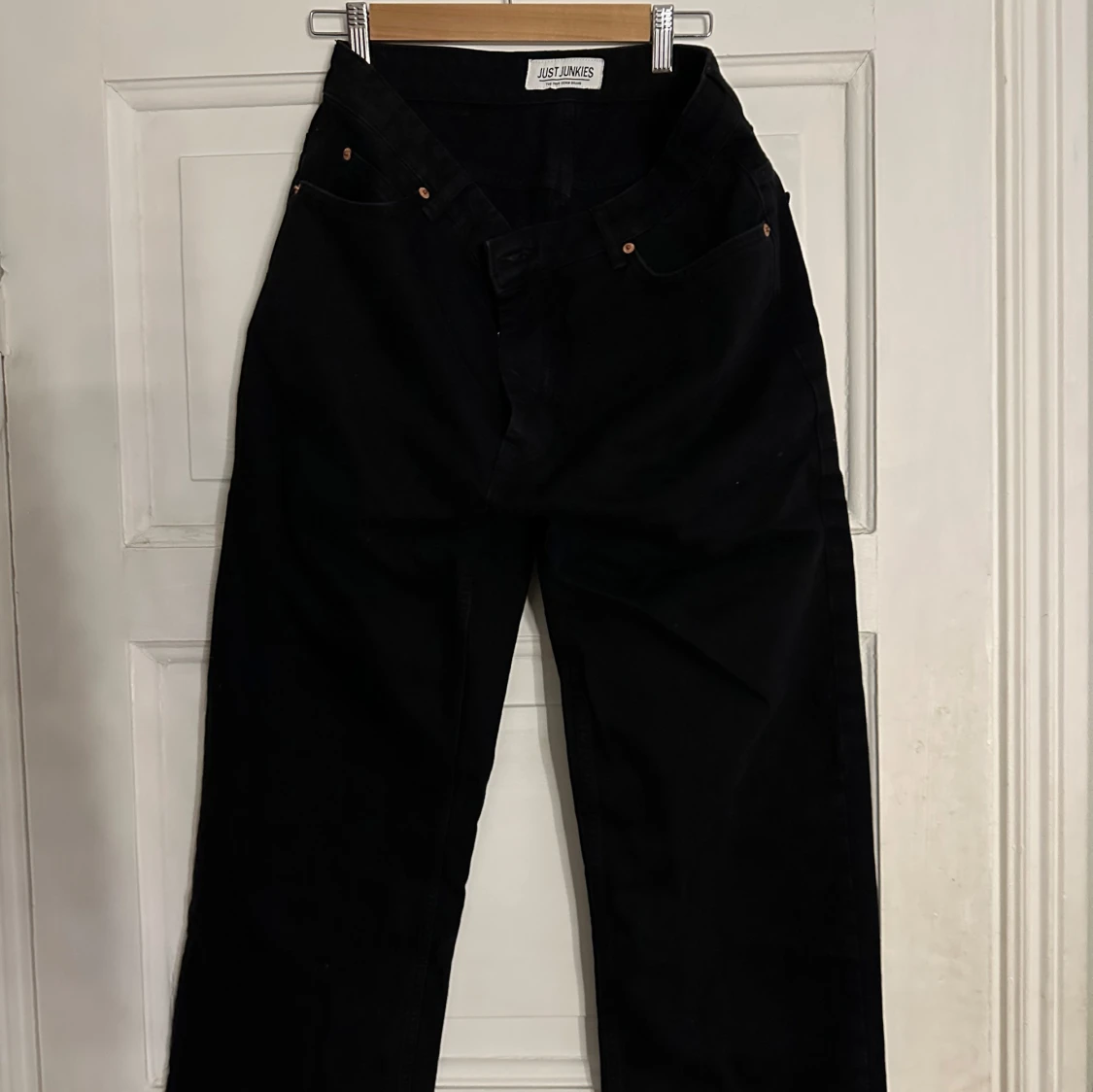 Svarta wide jeans från Just Junkies