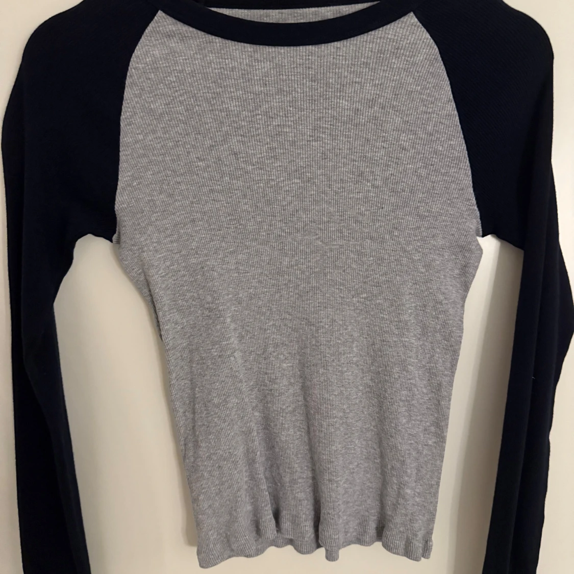 Grå och svart långärmad tröja - 1