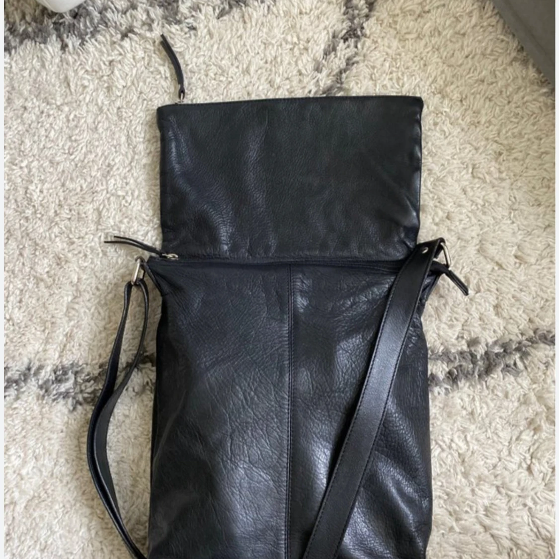 Svart axelväska i skinn med dragkedja - 1