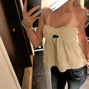 Beige virkad bandeau tubtopp - Supersöt beige bandeau tubtopp med virkad överdel och broderad spets nertill. Den är från shein💕💕säljer för att jag behöver spara pengar för tillfället💕💕❤️