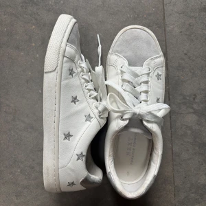 Sneakers med stjärnor.  - snygga vita sneakers med silvriga stjärnor. superfina. köpte på zalando för 600kr. märket är NEXT. använda varsamt. slutsålda överallt💕💕 kan diskutera priset. 