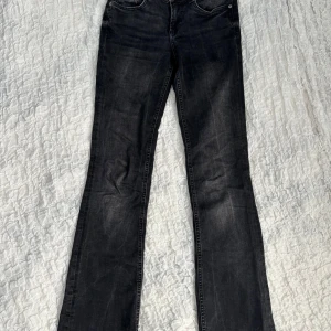 Svarta lågmidjade utsvängda Zara jeans  - Säljer dessa utsvängda lågmidjade Zara jeansen i storlek 32 då de ej kommer till användning☺️ Innerbenslängden är 82cm och passar mig bra som är 168 lång. De är även stretchiga så skulle säga att de nog passar storlek 34 också💕