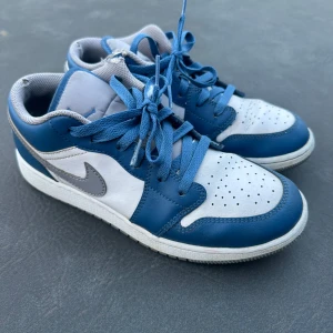 Jordan sneakers - Se defekter, köpta på restock för 1600kr stl 39