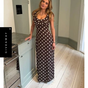 Brun prickig långklänning - Design by si klänning i xs/s. Använd fåtal gånger, såå fin 💖💖