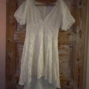 Super söt vit spetsklänning - Jättesöt sommar klänning, köpt på sellpy i mycket bra skick och aldrig använd använd av mig. Ursprungligen från Shein. Väldigt V ringad 