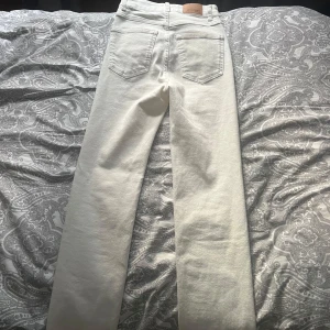 Vita bootcut jeans från Gina Tricot - Super fina vita jeans!  Ifrån Gina tricot Sitter som bootcut med en slit längst ner! Dem är använda 1 gång! Säljer pågrund av att dem ej passar längre! 🤍 Det går att diskutera priset! Men går ej för lågt! Storlek 34