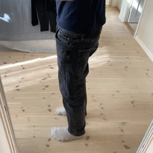 Svarta tapered jeans  - Snygga svarta jeans från Tapered Mike med tapered passform. Jeansen har klassisk femficksdesign, normal midja och raka ben som smalnar av nedtill. Materialet är mjukt denim i bomull med en tvättad look för en avslappnad vibe.