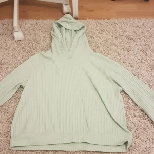 Ljusgrön ribbad hoodie Kappahl - Supermjuk ljusgrön hoodie från Kappahl i ribbad bomull. Tröjan har huva, lång ärm och relaxed fit. Perfekt för chill dagar och enkel att matcha med jeans eller leggings. PRIS KAN DISKUTERAS!