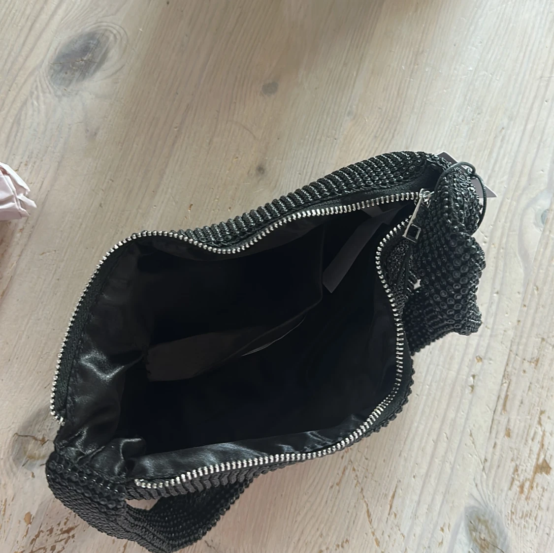 Svart glittrig axelväska från BikBok - 2