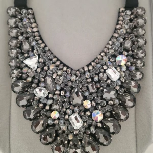 Statement halsband med stora kristaller - Handgjort statement halsband som bara finns ett exemplar utav! Halsbandet har droppformade och runda stenar i olika storlekar, vissa med regnbågsskimrande effekt. Perfekt för att lyfta vilken outfit som helst. Inköpt i mode butiken MUSA i Göteborg. 