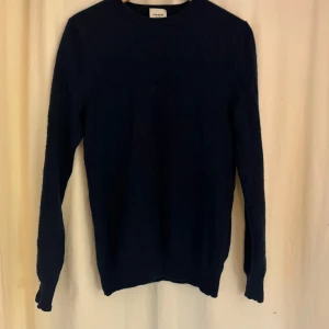 Mörkblå kashmirtröja John Henric - Snygg mörkblå tröja från John Henric i 100% kashmir. Klassisk rund halsringning och långärmad modell som är supermjuk och skön. Perfekt för dig som gillar stilrena och lyxiga basplagg. Passar till allt och är lätt att matcha.