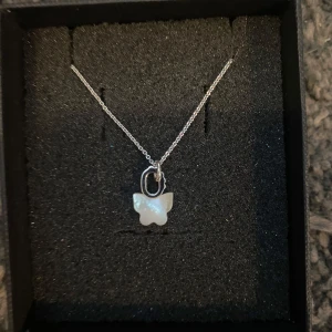 Halsband med fjäril - Silver halsband med en fjäril berlock! Aldrig använt, helt nytt!! Säljer då jag inte använder silver. Skriv om ni gar några frågor💞