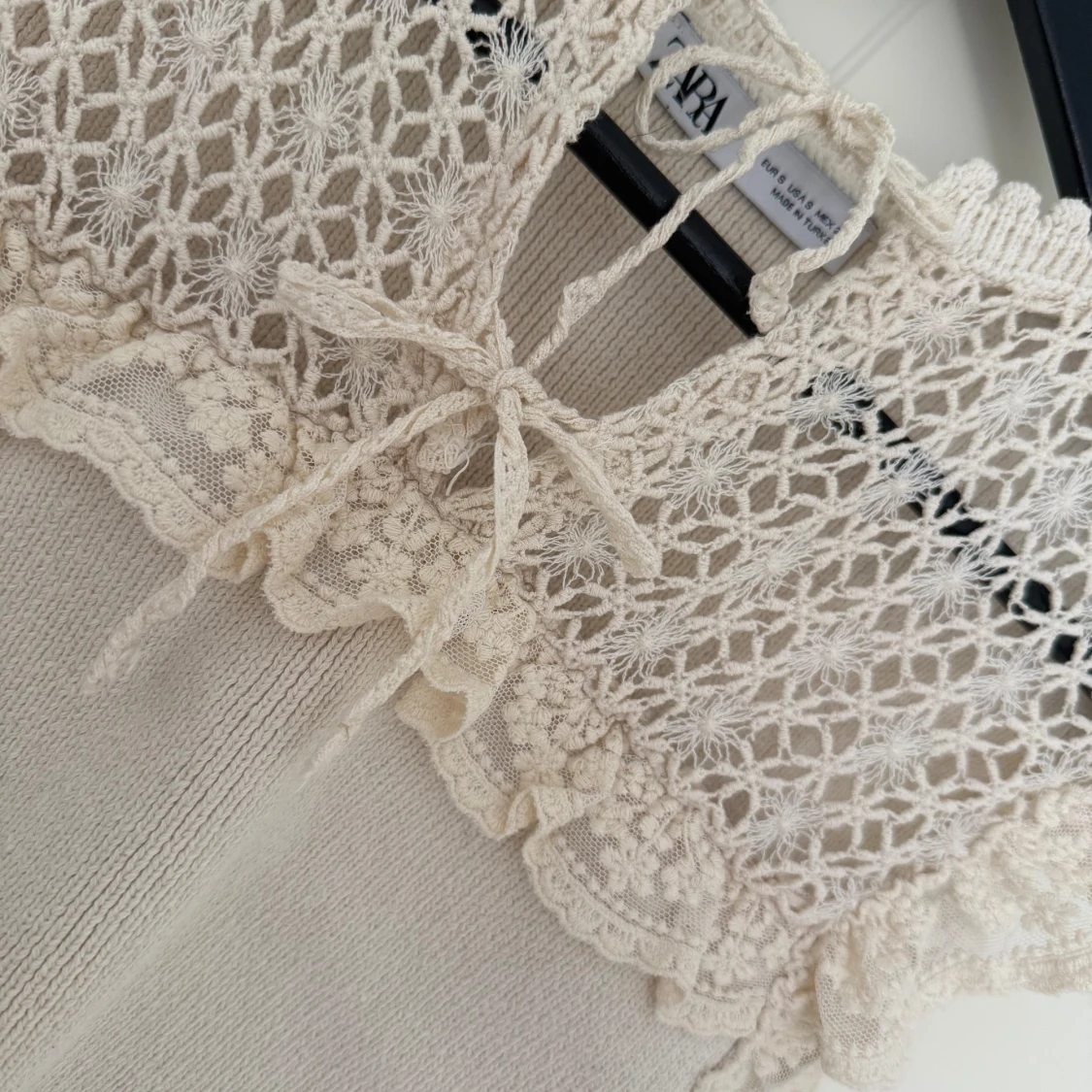 Beige stickad blus med spets från Zara - 1